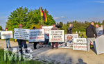 08.05.2026, Türkheim, Deutschland, Demonstrierende protestieren mit Plakaten und deutschen Flaggen für politische Veränderungen und kritisieren Bundeskanzler Friedrich Merz (CDU).
