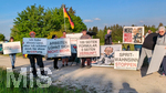 08.05.2026, Türkheim, Deutschland, Demonstrierende protestieren mit Plakaten und deutschen Flaggen für politische Veränderungen und kritisieren Bundeskanzler Friedrich Merz (CDU).