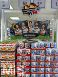 09.05.2026, Einzelhandel, ein Laden in Bad Wörishofen (Bayern) bietet Sammelhefte und Sammelbilder von Duplo und Nutella (Ferrero) zur Fussball-WM 2026 in den USA an. Ferrero Sammelheft, Leon Goretzka (Deutschland), Nadiem Amiri, Angelo Stiller, Jonathan Burkardt,  