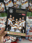 09.05.2026, Einzelhandel, ein Laden in Bad Wörishofen (Bayern) bietet Sammelhefte und Sammelbilder von Duplo und Nutella (Ferrero) zur Fussball-WM 2026 in den USA an. Ferrero Sammelheft, Joshua Kimmich (Deutschland), Serge Gnabry, Florian Wirtz (Deutschland), Serge Gnabry (Deutschland), David Raum, Kai Havertz, Nick Woltemade (Deutschland)  