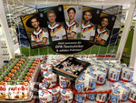09.05.2026, Einzelhandel, ein Laden in Bad Wörishofen (Bayern) bietet Sammelhefte und Sammelbilder von Duplo und Nutella (Ferrero) zur Fussball-WM 2026 in den USA an. Ferrero Sammelheft, Leon Goretzka (Deutschland), Nadiem Amiri, Angelo Stiller, Jonathan Burkardt,  
