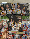 09.05.2026, Einzelhandel, ein Laden in Bad Wörishofen (Bayern) bietet Sammelhefte und Sammelbilder von Duplo und Nutella (Ferrero) zur Fussball-WM 2026 in den USA an. Ferrero Sammelheft, Joshua Kimmich (Deutschland), Serge Gnabry, Florian Wirtz (Deutschland), Serge Gnabry (Deutschland), David Raum, Kai Havertz, Nick Woltemade (Deutschland) , Leon Goretzka (Deutschland), Nadiem Amiri, Angelo Stiller, Jonathan Burkardt,  
