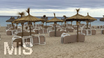 16.05.2026, Reiseziel Insel Mallorca (Spanien). Cala Ratjada, kaltes und schmuddeliges Regenwetter am Strand Son Moll bei Cala Ratjada,    