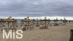 16.05.2026, Reiseziel Insel Mallorca (Spanien). Cala Ratjada, kaltes und schmuddeliges Regenwetter am Strand Son Moll bei Cala Ratjada,    