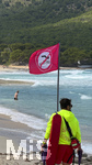 16.05.2026, Reiseziel Insel Mallorca (Spanien). Cala Ratjada, am Strand der Cala Agulla. Die Flagge mit Badeverbotsteht am Strand, das heisst für die Badegäste eine Warnung vor zu gefährlicher Strömung im Meer. Ein Rettungsschwimmer passt auf.