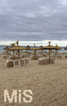 16.05.2026, Reiseziel Insel Mallorca (Spanien). Cala Ratjada, kaltes und schmuddeliges Regenwetter am Strand Son Moll bei Cala Ratjada,    