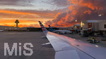 16.05.2026, Reiseziel Insel Mallorca (Spanien). Cala Ratjada, Airport Palma de Mallorca, Blick aus dem Flugzeugfenster einer Condor-Maschine zum Abfluggate mit den Maschinen zur Abfertigung, ein spektakulärer Sonnenuntergang mit Wolkenstimmung, links der Tower der Fluglotsen.