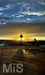 16.05.2026, Reiseziel Insel Mallorca (Spanien). Cala Ratjada, Airport Palma de Mallorca, Blick aus dem Fenster zum Abfluggate mit den Maschinen zur Abfertigung, ein spektakulärer Sonnenuntergang hinter dem Tower der Fluglotsen.