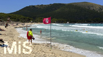 16.05.2026, Reiseziel Insel Mallorca (Spanien). Cala Ratjada, am Strand der Cala Agulla. Die Flagge mit Badeverbotsteht am Strand, das heisst für die Badegäste eine Warnung vor zu gefährlicher Strömung im Meer. Ein Rettungsschwimmer passt auf.