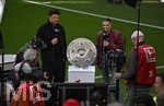 16.05.2026, Fussball Bundesliga 2025/2026, 34.Spieltag, FC Bayern München - 1.FC Köln, in der Allianz-Arena München,   Die Meisterschale im Detail neben Michael Ballack und Laura Wontorra (beide Deutschland).


