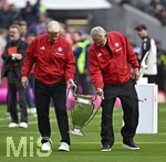16.05.2026, Fussball Bundesliga 2025/2026, 34.Spieltag, FC Bayern München - 1.FC Köln, in der Allianz-Arena München,   v.l. Oliver Kahn und Stafan Effenberg (beide Bayern München) tragen den Henkelpott der Championsleague ins Stadion.


