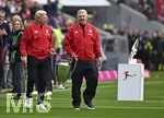 16.05.2026, Fussball Bundesliga 2025/2026, 34.Spieltag, FC Bayern München - 1.FC Köln, in der Allianz-Arena München,   v.l. Oliver Kahn und Stafan Effenberg (beide Bayern München) tragen den Henkelpott der Championsleague ins Stadion.


