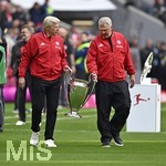16.05.2026, Fussball Bundesliga 2025/2026, 34.Spieltag, FC Bayern München - 1.FC Köln, in der Allianz-Arena München,   v.l. Oliver Kahn und Stafan Effenberg (beide Bayern München) tragen den Henkelpott der Championsleague ins Stadion.


