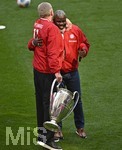 16.05.2026, Fussball Bundesliga 2025/2026, 34.Spieltag, FC Bayern München - 1.FC Köln, in der Allianz-Arena München,   Stefan Effenberg und Samuel Kuffour (beide Bayern München) umarmen sich,


