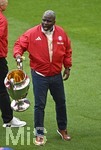 16.05.2026, Fussball Bundesliga 2025/2026, 34.Spieltag, FC Bayern München - 1.FC Köln, in der Allianz-Arena München,   Samuel Kuffour (Bayern München) mit dem Henkelpott der Championsleague,


