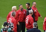 16.05.2026, Fussball Bundesliga 2025/2026, 34.Spieltag, FC Bayern München - 1.FC Köln, in der Allianz-Arena München,   Schiedsrichter Deniz Aytekin Oberasbach) beendet seine Schiedsrichter Karriere, Hasan Salihamidzic und Oliver Kahn (beide Bayern München) feiern den Schiedsrichter,


