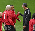 16.05.2026, Fussball Bundesliga 2025/2026, 34.Spieltag, FC Bayern München - 1.FC Köln, in der Allianz-Arena München,   Schiedsrichter Deniz Aytekin Oberasbach) beendet seine Schiedsrichter Karriere, Hasan Salihamidzic und Oliver Kahn (beide Bayern München) feiern den Schiedsrichter,


