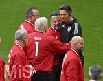 16.05.2026, Fussball Bundesliga 2025/2026, 34.Spieltag, FC Bayern München - 1.FC Köln, in der Allianz-Arena München,   Schiedsrichter Deniz Aytekin Oberasbach) beendet seine Schiedsrichter Karriere, Hasan Salihamidzic und Oliver Kahn (beide Bayern München) feiern den Schiedsrichter,


