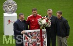 16.05.2026, Fussball Bundesliga 2025/2026, 34.Spieltag, FC Bayern München - 1.FC Köln, in der Allianz-Arena München,   Leon Goretzka (FC Bayern München) verabschiedet sich, v.l. Sportvorstand Max Eberl (Bayern München), Leon Goretzka (FC Bayern München), Vorstandsvorsitzender Jan-Christian Dreesen (FC Bayern München) und Sportdirektor Christoph Freund (Bayern München) 


