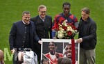 16.05.2026, Fussball Bundesliga 2025/2026, 34.Spieltag, FC Bayern München - 1.FC Köln, in der Allianz-Arena München,   v.l. Sportvorstand Max Eberl (Bayern München), Vorstandsvorsitzender Jan-Christian Dreesen (FC Bayern München), Nicolas Jackson (FC Bayern München) und Sportdirektor Christoph Freund (Bayern München) bei der Verabschiedung von Nicolas Jackson (FC Bayern München) 


