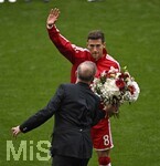 16.05.2026, Fussball Bundesliga 2025/2026, 34.Spieltag, FC Bayern München - 1.FC Köln, in der Allianz-Arena München,   Leon Goretzka (FC Bayern München) verabschiedet sich,


