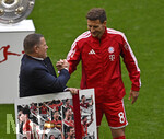 16.05.2026, Fussball Bundesliga 2025/2026, 34.Spieltag, FC Bayern München - 1.FC Köln, in der Allianz-Arena München,   Leon Goretzka (FC Bayern München) verabschiedet sich, v.l. Sportvorstand Max Eberl (Bayern München), Leon Goretzka (FC Bayern München), 


