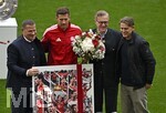 16.05.2026, Fussball Bundesliga 2025/2026, 34.Spieltag, FC Bayern München - 1.FC Köln, in der Allianz-Arena München,   Leon Goretzka (FC Bayern München) verabschiedet sich, v.l. Sportvorstand Max Eberl (Bayern München), Leon Goretzka (FC Bayern München), Vorstandsvorsitzender Jan-Christian Dreesen (FC Bayern München) und Sportdirektor Christoph Freund (Bayern München) 


