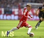 16.05.2026, Fussball Bundesliga 2025/2026, 34.Spieltag, FC Bayern München - 1.FC Köln, in der Allianz-Arena München,   Lennart Karl (FC Bayern München) am Ball.


