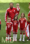 16.05.2026, Fussball Bundesliga 2025/2026, 34.Spieltag, FC Bayern München - 1.FC Köln, in der Allianz-Arena München,   Harry Kane (FC Bayern München) mit seinen Kindern.,


