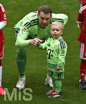 16.05.2026, Fussball Bundesliga 2025/2026, 34.Spieltag, FC Bayern München - 1.FC Köln, in der Allianz-Arena München,   Torwart Manuel Neuer (FC Bayern München) mit seinem Kleinem



