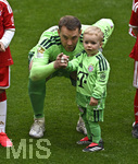 16.05.2026, Fussball Bundesliga 2025/2026, 34.Spieltag, FC Bayern München - 1.FC Köln, in der Allianz-Arena München,   Torwart Manuel Neuer (FC Bayern München) mit seinem Kleinem


