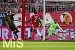 16.05.2026, Fussball Bundesliga 2025/2026, 34.Spieltag, FC Bayern München - 1.FC Köln, in der Allianz-Arena München,   Said El Mala (1.FC Köln) trifft zum 2:1 gegen Dayot Upamecano (FC Bayern München) und Torwart Manuel Neuer (FC Bayern München) 


