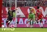 16.05.2026, Fussball Bundesliga 2025/2026, 34.Spieltag, FC Bayern München - 1.FC Köln, in der Allianz-Arena München,   Said El Mala (1.FC Köln) trifft zum 2:1 gegen Dayot Upamecano (FC Bayern München) und Torwart Manuel Neuer (FC Bayern München) 


