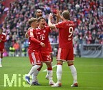 16.05.2026, Fussball Bundesliga 2025/2026, 34.Spieltag, FC Bayern München - 1.FC Köln, in der Allianz-Arena München,   
Torjubel v.l. Lennart Karl (FC Bayern München), Tom Bischof (Bayern München), Jonathan Tah (FC Bayern München) und Harry Kane (FC Bayern München) 

