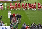 16.05.2026, Fussball Bundesliga 2025/2026, 34.Spieltag, FC Bayern München - 1.FC Köln, in der Allianz-Arena München,   Leon Goretzka (FC Bayern München) wird verabschiedet v.l. Sportvorstand Max Eberl (Bayern München), Leon Goretzka (FC Bayern München), Vorstandsvorsitzender Jan-Christian Dreesen (FC Bayern München) und Sportdirektor Christoph Freund (Bayern München) 


