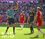 16.05.2026, Fussball Bundesliga 2025/2026, 34.Spieltag, FC Bayern München - 1.FC Köln, in der Allianz-Arena München,   Schiedsrichter Deniz Aytekin (Oberasbach) zeigt Konrad Laimer (FC Bayern München) die gelbe Karte.


