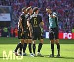 16.05.2026, Fussball Bundesliga 2025/2026, 34.Spieltag, FC Bayern München - 1.FC Köln, in der Allianz-Arena München,   Schiedsrichter Deniz Aytekin (Oberasbach) diskutiert mit Eric Martel (Köln) 


