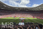 16.05.2026, Fussball Bundesliga 2025/2026, 34.Spieltag, FC Bayern München - 1.FC Köln, in der Allianz-Arena München,   Beide Mannschaften laufen ein


