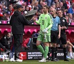 16.05.2026, Fussball Bundesliga 2025/2026, 34.Spieltag, FC Bayern München - 1.FC Köln, in der Allianz-Arena München,   v.l. Trainer Vincent Kompany (FC Bayern München) und Torwart Manuel Neuer (FC Bayern München) shakehands



