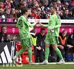 16.05.2026, Fussball Bundesliga 2025/2026, 34.Spieltag, FC Bayern München - 1.FC Köln, in der Allianz-Arena München,   Torwart Manuel Neuer (FC Bayern München) klatscht mit Torwart Jonas Urbig (FC Bayern München) ab.



