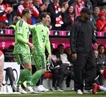 16.05.2026, Fussball Bundesliga 2025/2026, 34.Spieltag, FC Bayern München - 1.FC Köln, in der Allianz-Arena München,   v.l. Torwart Manuel Neuer (FC Bayern München) und Torwart Jonas Urbig (FC Bayern München) bei der Auswechslung bzw. Einwechslung.


