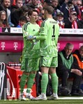 16.05.2026, Fussball Bundesliga 2025/2026, 34.Spieltag, FC Bayern München - 1.FC Köln, in der Allianz-Arena München,  Torwart Manuel Neuer (re, FC Bayern München) und Torwart Jonas Urbig (FC Bayern München) bei der Auswechslung bzw. Einwechslung.


