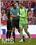 16.05.2026, Fussball Bundesliga 2025/2026, 34.Spieltag, FC Bayern München - 1.FC Köln, in der Allianz-Arena München,   Schiedsrichter Deniz Aytekin (Oberasbach) mit Torwart Manuel Neuer (FC Bayern München) 


