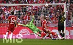 16.05.2026, Fussball Bundesliga 2025/2026, 34.Spieltag, FC Bayern München - 1.FC Köln, in der Allianz-Arena München,   v.l. Luis Diaz (FC Bayern München), Torwart Jonas Urbig (FC Bayern München), Joshua Kimmich (FC Bayern München) Jonathan Tah (FC Bayern München) und Sebastian Sebulonsen (1.FC Köln) 


