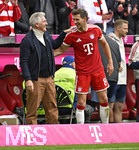 16.05.2026, Fussball Bundesliga 2025/2026, 34.Spieltag, FC Bayern München - 1.FC Köln, in der Allianz-Arena München,   v.l. Bastian Schweinsteiger (Deutschland) und Leon Goretzka (FC Bayern München) 


