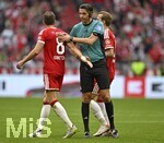 16.05.2026, Fussball Bundesliga 2025/2026, 34.Spieltag, FC Bayern München - 1.FC Köln, in der Allianz-Arena München,   v.l. Leon Goretzka (FC Bayern München) und Schidsrichter Deniz Aytekin (Oberasbach) nehmen Abschied


