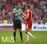 16.05.2026, Fussball Bundesliga 2025/2026, 34.Spieltag, FC Bayern München - 1.FC Köln, in der Allianz-Arena München,    Leon Goretzka (re, FC Bayern München) und Schidsrichter Deniz Aytekin (Oberasbach) nehmen Abschied


