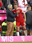 16.05.2026, Fussball Bundesliga 2025/2026, 34.Spieltag, FC Bayern München - 1.FC Köln, in der Allianz-Arena München,   v.l. Bastian Schweinsteiger (Deutschland) und Leon Goretzka (FC Bayern München) 


