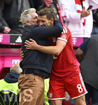 16.05.2026, Fussball Bundesliga 2025/2026, 34.Spieltag, FC Bayern München - 1.FC Köln, in der Allianz-Arena München,   Bastian Schweinsteiger (Deutschland) verabschiedet sich von Leon Goretzka (FC Bayern München) 



