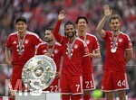 16.05.2026, Fussball Bundesliga 2025/2026, 34.Spieltag, FC Bayern München - 1.FC Köln, in der Allianz-Arena München,   v.l. Min-jae Kim (Bayern München, Minjae Kim), Raphael Guerreiro (FC Bayern München), Serge Gnabry (FC Bayern München), Hiroki Ito (FC Bayern München) und Josip Stanisic (Bayern München) mit der Meisterschale,


